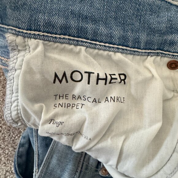 MOTHER The Rascal Ankle Snippet Mid Rise Crop Jeans in Tinge Light Wash - Picture 4 of 10